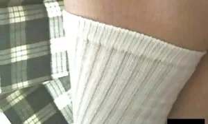 Một cô gái trẻ tóc vàng với đồng nghiệp của bó chùm trước mặt các webcam, và ông, một cô gái trong nam diễn viên phim sex nhật bản háng, trên giường.