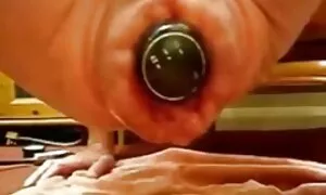Một phim nhat jav cô gái xinh đẹp với mái tóc xoăn lòng một cạo người đàn ông với một sâu hút, ngồi trên một ottoman và một thảm trắng.