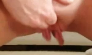 Vẻ đẹp vuốt diễn viên sex nam nhật bản ve bạn trai của cô là dương vật với cô ấy miệng và bàn tay. Các cô biến thành ung thư và các chàng kéo quần lót của cô đi để vuốt ve mình với ngón tay của mình.