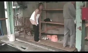 Một gã da trắng nhét một dương vật trong âm đạo của một phụ nữ da đen trên sân golf, và làm phim người lớn nhật gián đoạn Cooney tóc vàng ở các vị trí khác nhau trên bàn và sofa.