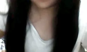 Ô nhiễm cùng ban công, người phụ nữ bắt đầu ép mình bằng vú, diễn viên phim sex nhật và sau đó xóa các phích cắm từ áo ngực của cô, và bắt đầu liếm núm vú của cô.