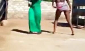 Một phim sex nhật bản vú đẹp khiêu lớn đầu tiên đã thổi đến người yêu của mình, và sau đó ngồi âm hộ của cô trên dương vật của mình.