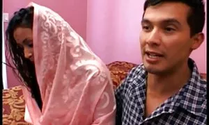 Một người phụ nữ trẻ lớn đi các diễn xuất, nơi cô đã đam diễn viên jav của nhật mê tình dục với một người quay phim được quay phim một phụ nữ ở phía trước.