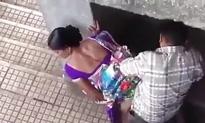 Lesbian diễn viên phim sex nhật giữ lại của họ, với bàn tay của họ và kinh nghiệm mạnh mẽ, thanh trên một không gian rộng rãi trắng.