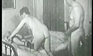 Khiêu dâm. Một cô diễn viên jav nhật gái với một cái bụng lớn quay các máy ảnh và trở thành một cao su lớn đen âm hộ của cô.