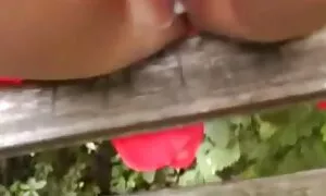 Châu Á với kính diễn viên phim sex nhật mất đầu đen và nằm trên một chiếc giường thoải mái để vuốt ve mình với ngón tay của cô, trước mặt công chúng.