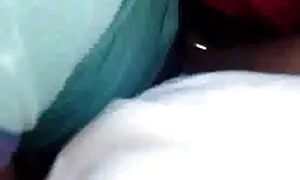 Các nữ diễn viên phim sex nhật cô gái tóc vàng trên bàn bồi, con trai. Một cô gái bị phân tâm anh ta từ việc để xin ông vô mông.