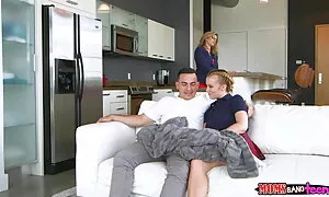 Khi một phjm ses nhat ban người bạn, một người bạn của lồi trên ghế, một người đàn ông da đen chèn một sưng dương vật vào trong âm đạo của một người đã quên mất mình đôi giày mùa hè.