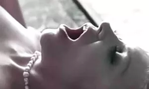 Hai ngăm đen với lớn và con lừa đã quyết định để vui chơi với người phim người lớn nhật cao tuổi ở phía trước của những máy ảnh.