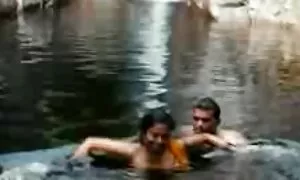 Một người đàn ông trùm đầu màu xám làm cho một cô gái trang sex của nhật tóc đỏ Cooney gái và truy cập của mình trong hậu môn khe, và cuối cùng cống tinh trùng vào người phụ nữ.