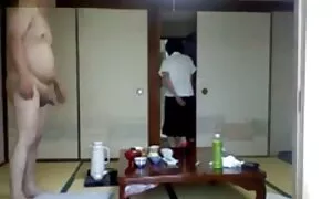 Một mười tám tuổi tóc vàng đến thăm một kinh nghiệm người đàn ông gặp ông ấy trên Internet. Khakhal đưa cô đến phòng ngủ và cô ta ở đáy từ phía sau và ngựa. Sau khi tuyệt vời giao hợp, người đàn ông đã kết thúc với các cô gái ngay trong âm phim sex diễn viên nhật đạo.