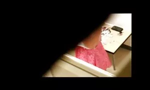 Cô cô gái trên bãi biển. Một cô gái dễ thương, trang bị với cao su lớn trống và thử tất cả. Đồ thâm phjm ses nhat ban nhập vào mông của cô khá sâu sắc và cô ấy rõ ràng thích điều này.