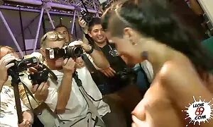 Đồng HÀNH trình khiêu DÂM: cô Gái yêu tinh trong miệng. Hai người bạn tốt nhất đáp ứng ở nhà và có tình dục. Họ đánh lừa của họ và ngủ với đồ chơi. Nhục nhã, phim sex nhat ban sub một đối tác trong tình dục, họ có một cơn cực khoái của người khác miệng. Âm hộ, họ đặt trên một cao su khai thác và nhảy lên trên nó, mở lỗ và trong tình dục, hoàn toàn nuốt dương vật xuống cổ họng. Cuối cùng của tình dục, các cô gái tè người bạn của cô trong miệng và cưỡng ép cô ấy âm hộ của cô và sau đó, sàn nhà.