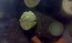Một phụ nữ châu Á phụ nữ trong một chiếc váy ngắn nụ cười êm dịu, vào camera, sau đó hôn bạn trai của mình, và sau đó sex bo gia nhat ban anh chơi với các cô gái dễ thương của âm đạo và núm vú.