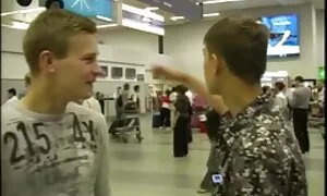Cơ bắp, da đen, người đàn ông từ từ kéo diễn viên phim khiêu dâm nhật lớn nghiệp dư lỗ trong một phòng khách sạn.
