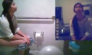 Một bà mẹ, với tóc vàng và đen vớ lấy quần áo của cô và cho những diễn viên jav nhật người đàn ông thổi kèn, sau đó và đấm vào mông trên ghế dài.