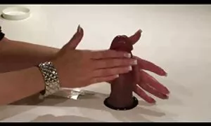 Người phụ nữ trẻ nằm trên lưng với chân của mình ra và bạn trai ở trong đít. Chèn sex nhật java chốt của bạn sâu vào nó.