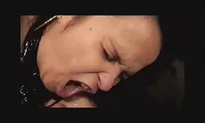 Một phụ nữ và, đồ nhung dien vien sex dep nhat vú bịt mắt, và sau đó các cô gái tự thủ dâm với một đôi mặt giả.