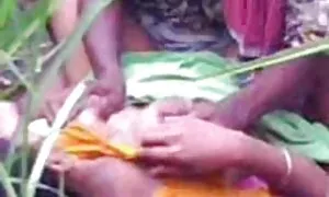 Bà già, với ví chơi với tất cả những người trên đường phố. Ông không nhìn vào tất cả, giống như một bức tượng, nhưng trang phục của mình là nhăn nheo và 