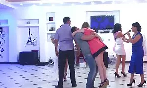 Mẹ nhảy trên tay. phim jav sex nhat Một mệt mỏi mẹ đi làm và bạn trai của cô ở trong bếp.