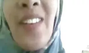 Ngăm đen và vàng trong quần lót lên trong bối cảnh của cây cọ của cô mông. sex nhật bản jav