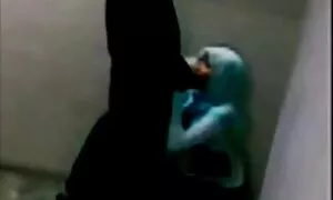 Thủ trên một cỗ máy tình dục. Cô gái thường hài lòng với các thân mật đồ chơi. sex không che nhật bản Trong video này, những mảnh vỡ đang cắt khi các cô gái kết thúc với cái máy tình dục.